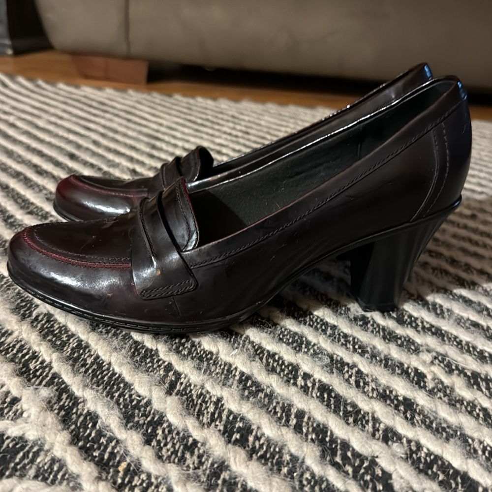 Clarks Bendables Brown/Burgandy Leather loafers Womans Size 11 3” heel.